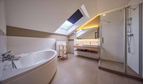 宾茨Dorint Seehotel Binz-Therme的带浴缸、淋浴和盥洗盆的浴室