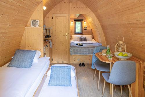 费尔普Buitenplaats Beekhuizen的小房间设有一张床铺和一张桌子,还有一间卧室