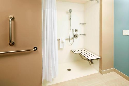 奥兰多万豪奥兰多诺娜湖万怡酒店的带淋浴和浴帘的浴室