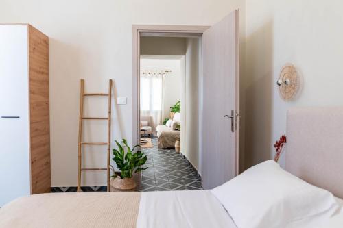 科斯镇Kosnian City Suites B的一间卧室设有一张床和一间客厅。