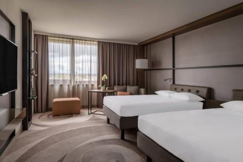 辛德尔芬根斯图加特辛德芬根万豪酒店的酒店客房设有两张床和电视。
