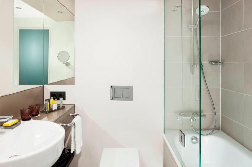 辛德尔芬根斯图加特辛德芬根万豪酒店的一间带水槽和淋浴的浴室