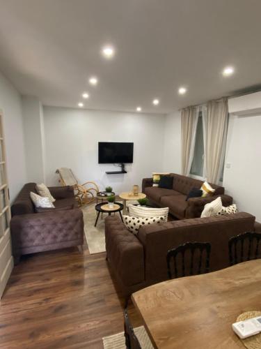 阿姆博斯CASA RAHMA的客厅配有2张沙发和1台平面电视