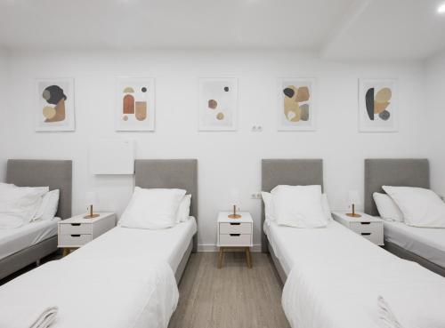 巴塞罗那巴塞罗那中心无限旅舍的白色墙壁客房的两张床