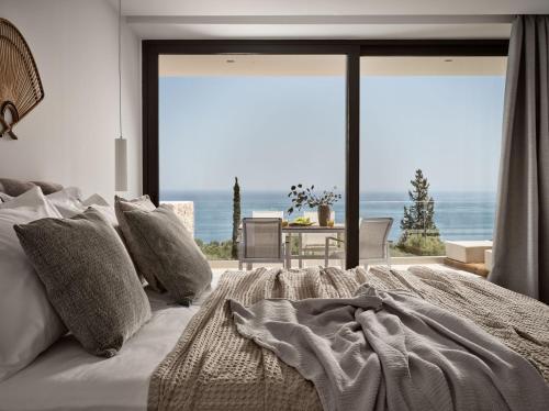 圣尼古拉奥斯The Sall Suites - Complex B的一间卧室设有一张床,享有海景