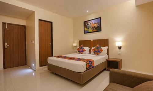 孟买FabHotel Royal Mumbai International Airport的酒店客房,配有床和沙发