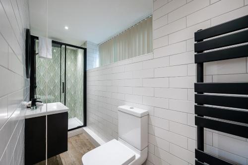 利物浦Host & Stay - The Georgian Coach House 2的一间带卫生间、水槽和窗户的浴室