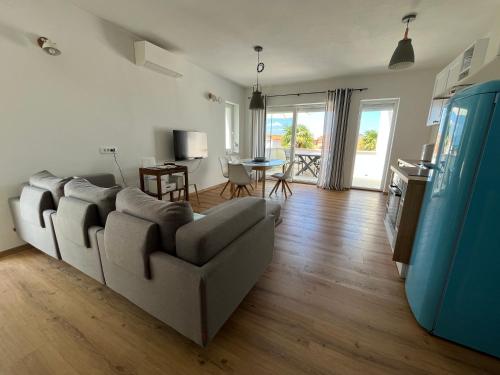 万塔西西Seaview Apartment Villa Sia的客厅配有沙发和桌子