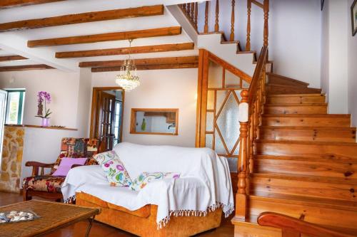 FamalicãoAvó das Bolachas House的一间卧室设有一张床和一个楼梯