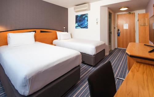 布里斯托快捷假日布里斯托尔市中心酒店的酒店客房配有两张床和一张书桌
