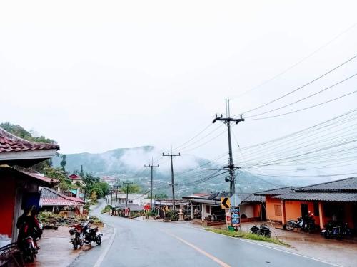 梅萨隆班峦查旅馆的一群骑摩托车的人在街上骑着摩托车