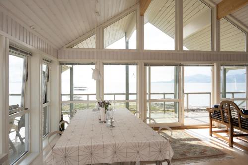 勒丁恩Arctic Panorama House的用餐室,配有鲜花桌