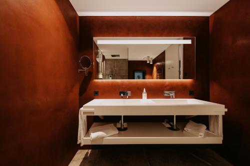 梅拉诺Guesthouse Suiteseven的一间带水槽和镜子的浴室