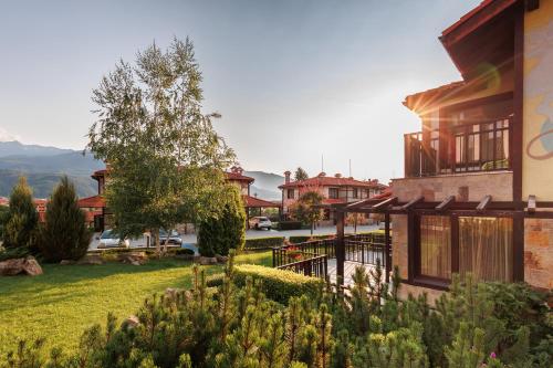 班斯科Ruskovets Thermal SPA & Ski Resort的一座房子前面有花园