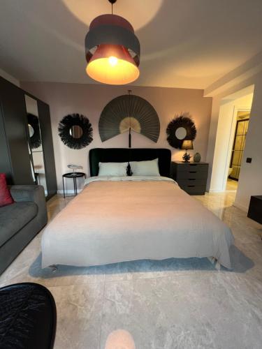 博德鲁姆Marina Beach Suites - Yalikavak的卧室配有一张白色的大床和一张沙发。