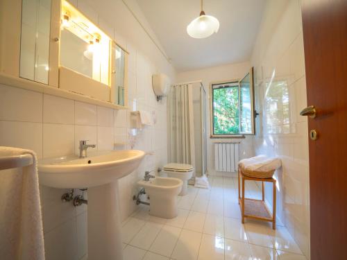 里卡迪Residence Olimpo的白色的浴室设有水槽和卫生间。