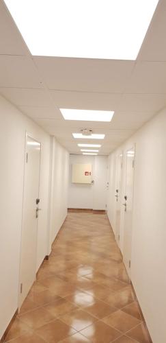 西维克索维克西斯特拉酒店的办公室大楼的走廊,拥有白色的墙壁和天花板