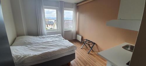 西维克索维克西斯特拉酒店的一间小卧室,配有床和窗户