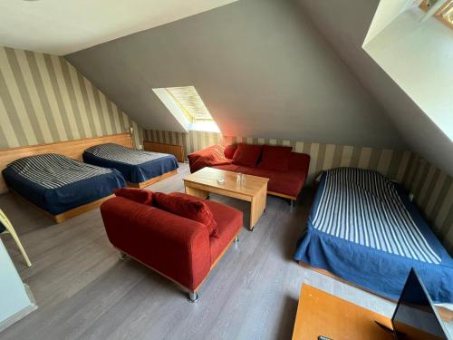 斯利文HOTEL KREDO的阁楼间 - 带2张床和红色沙发