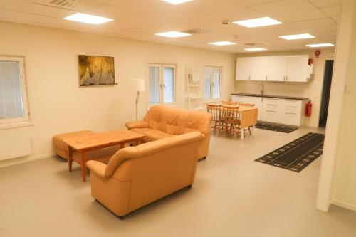 SlädaSkrå hostel - bed & business的一间带桌椅的客厅和一间厨房