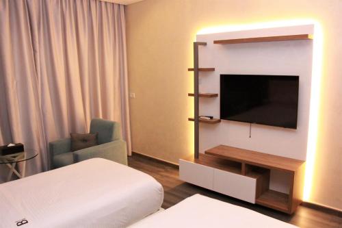 贝鲁特贝鲁特贝弗利酒店的配有一张床和一台平面电视的酒店客房