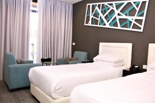 贝鲁特贝鲁特贝弗利酒店的酒店客房,配有两张床和椅子