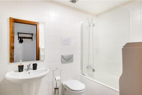 丰沙尔A ver o mar rooms- Funchal city center的一间带水槽、卫生间和淋浴的浴室
