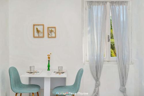 费扎诺Casa Bianca, TerreMarine的桌子和两把椅子、桌子和窗户