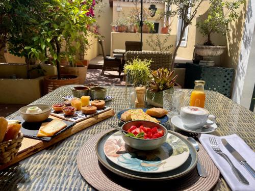 里斯本帕拉西奥瑞和特酒店的一张桌子,上面放着一盘食物和一碗水果