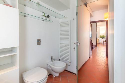 阿巴迪蒙提帕克Sangiovese - Villetta nella campagna toscana的一间带卫生间和水槽的浴室