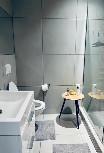温特和克ModernLuxe Apartment的一间带水槽、卫生间和桌子的浴室