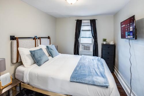 罗切斯特3BR Home with In-Unit Laundry, Parking, Sound Bar的卧室配有带蓝色枕头的大型白色床