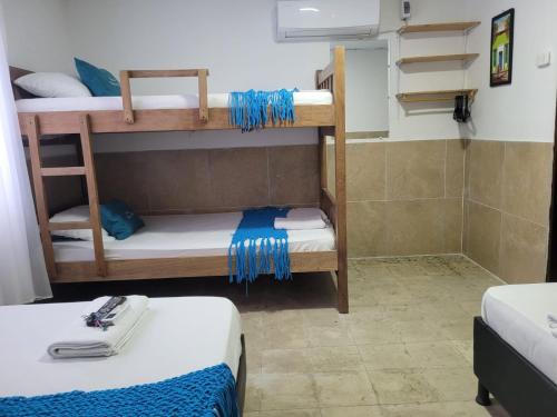 卡塔赫纳posada barrios mar的客房设有两张双层床和淋浴。