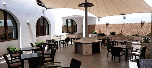 萨尔雷Hotel Dunas Ilha da Boavista Sal Rei的一间带桌椅和遮阳伞的餐厅