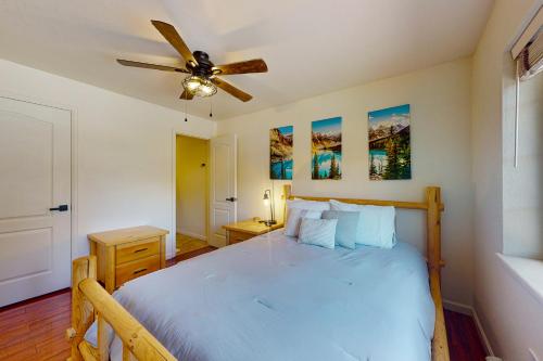 爱德华兹Crazy Horse Hideaway的一间卧室配有一张床和吊扇