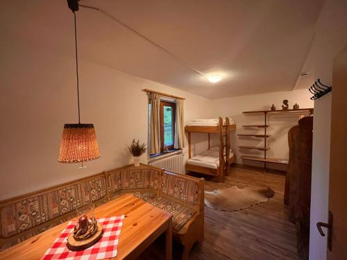 加尔米施-帕滕基兴Toni Hütte am Riesserkopf的客厅配有沙发、桌子和床。