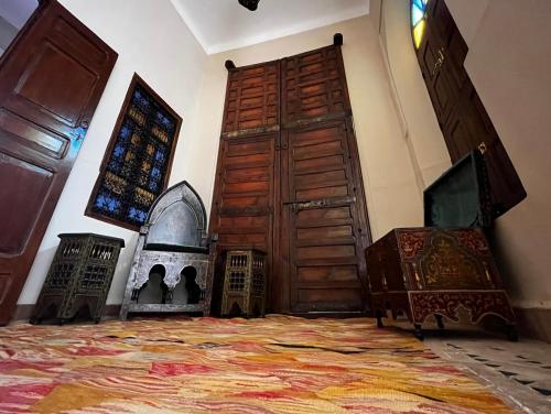 马拉喀什Riad Dar Zaouia的一间设有大型木门和窗户的客房
