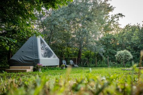 内伊韦Tipì Glamping Gilda的坐在草地上的帐篷