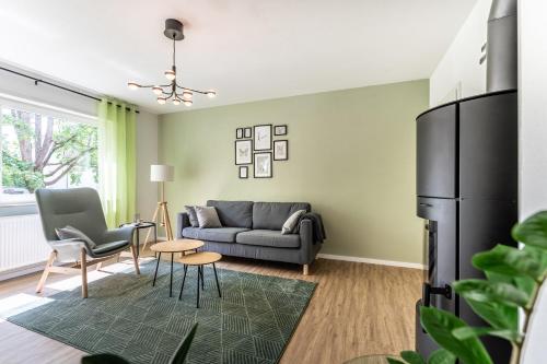 罗特威尔City-Luxus Apartment Rottweil的客厅配有沙发和桌子