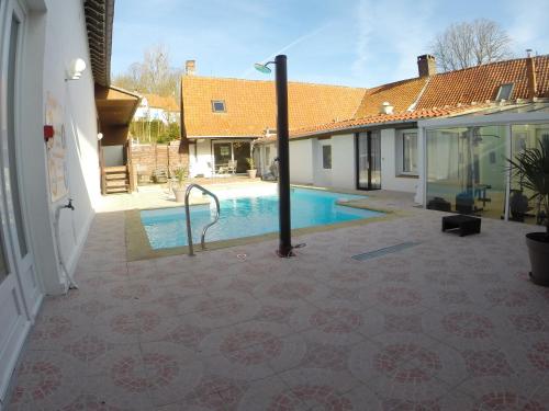 Argoules奥伯格杜格罗斯提勒尔酒店的一座房子庭院中的游泳池