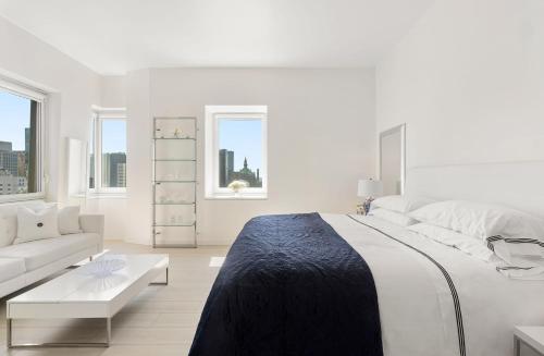 纽约PH 1, Luxury 4 Bedroom Apartment Near Radio City Musical, NYC的白色卧室设有一张大床和一张沙发