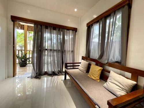 卢纳将军城Marhay Villa Siargao的客厅设有长凳和大窗户