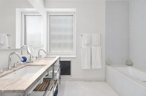 纽约OLDLuxury 4 Bedroom Apartment Near Times Square, New York City的白色的浴室设有2个盥洗盆和1个浴缸。