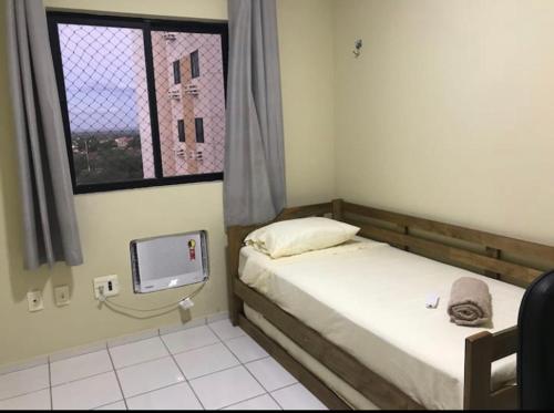 莫索罗Apartamento em Mossoró的一间带两张床和电视的小卧室