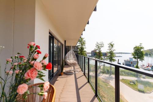 米科瓦伊基Lake Club Apartments by LoftAffair的享有水景的阳台