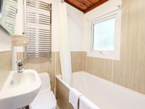 马汉莱斯Chalet 2的浴室配有卫生间、盥洗盆和浴缸。