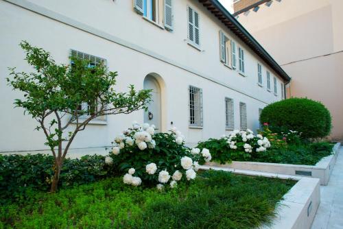 拉文纳Au petit jardin的前面有白色花的建筑