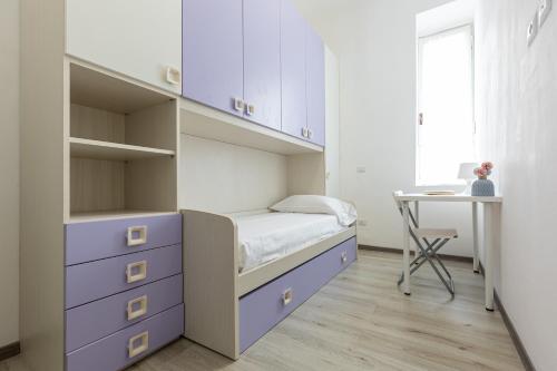 米兰Espinasse Apartment的一间小卧室,配有一张床和一张书桌