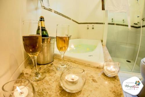 伊利亚贝拉普萨达曼佳罗萨酒店的浴室的柜台上摆放着两杯葡萄酒
