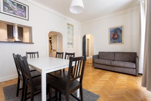 斯德哥尔摩ApartDirect Gamla Stan III的客厅配有桌椅和沙发